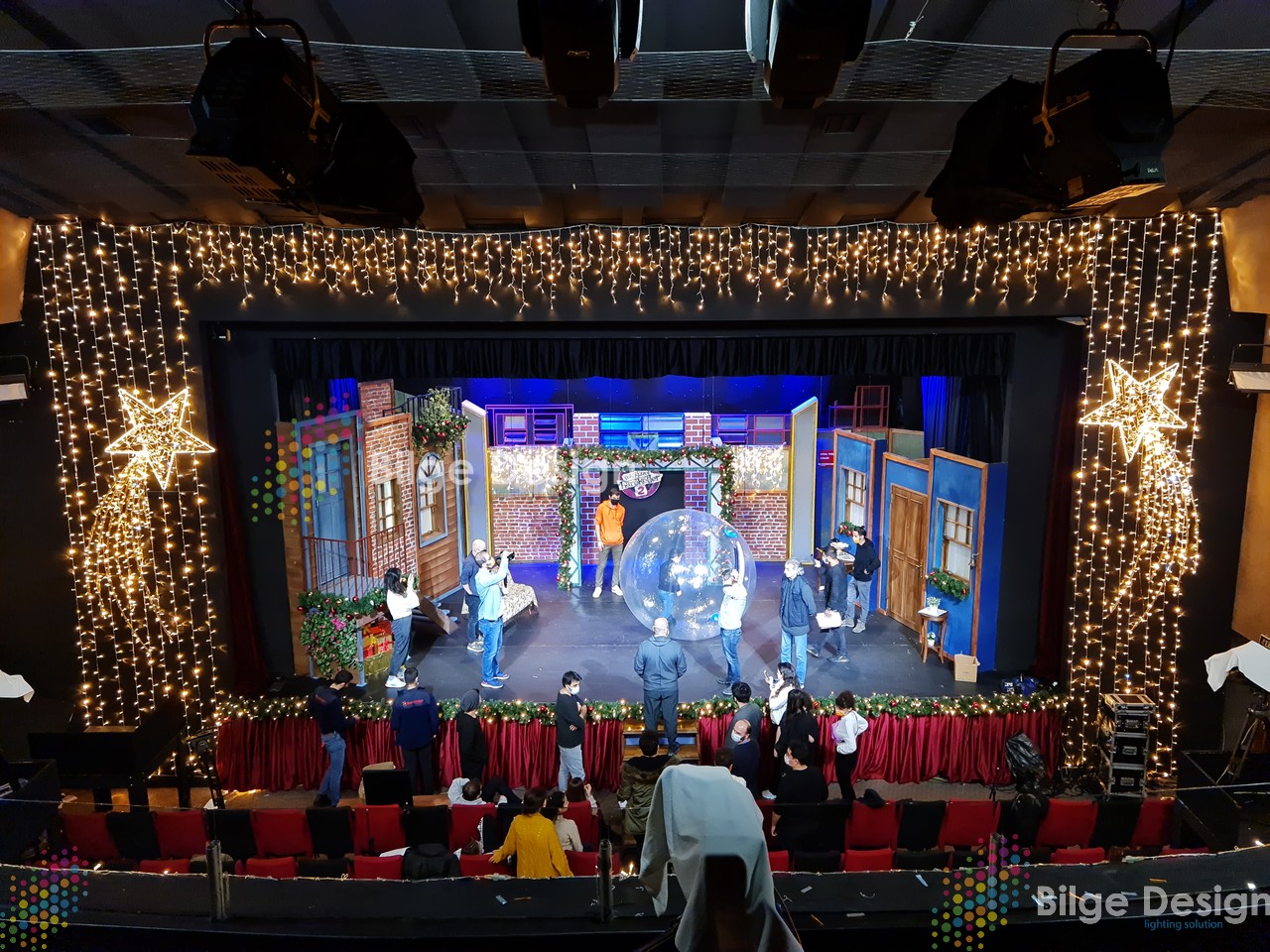 https://bilgedesign.com/images/referans/1490112128-besiktas-kultur-merkezi-2021-yilbasi-isik-suslemesi-sacak-led-perde-isikli-kayan-yildiz-garland-sus-toplari.jpg