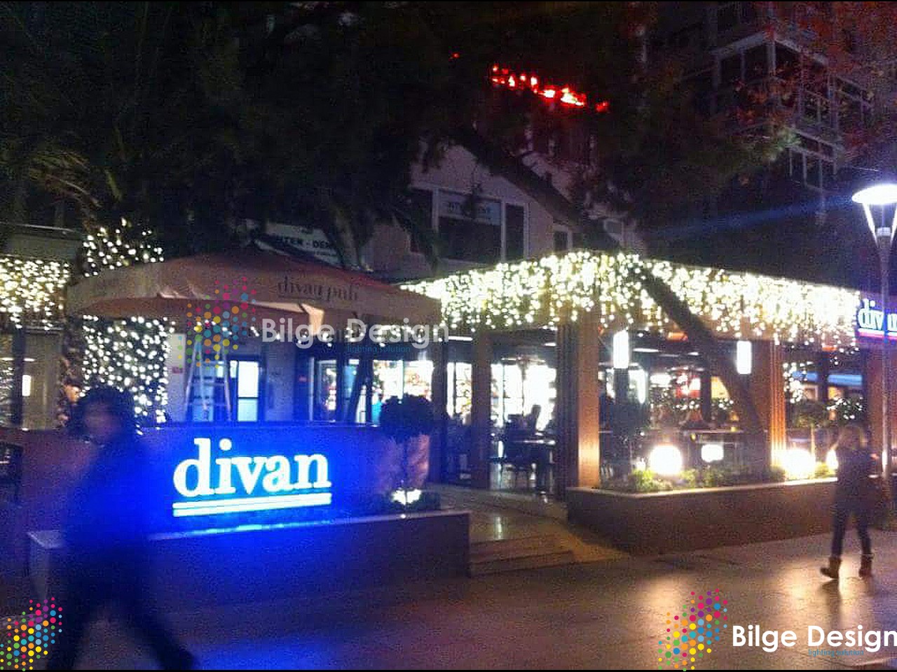 https://bilgedesign.com/images/referans/1710631393-divan-cafe-restaurant-sacak-led-agac-isiklandirmasi.jpg