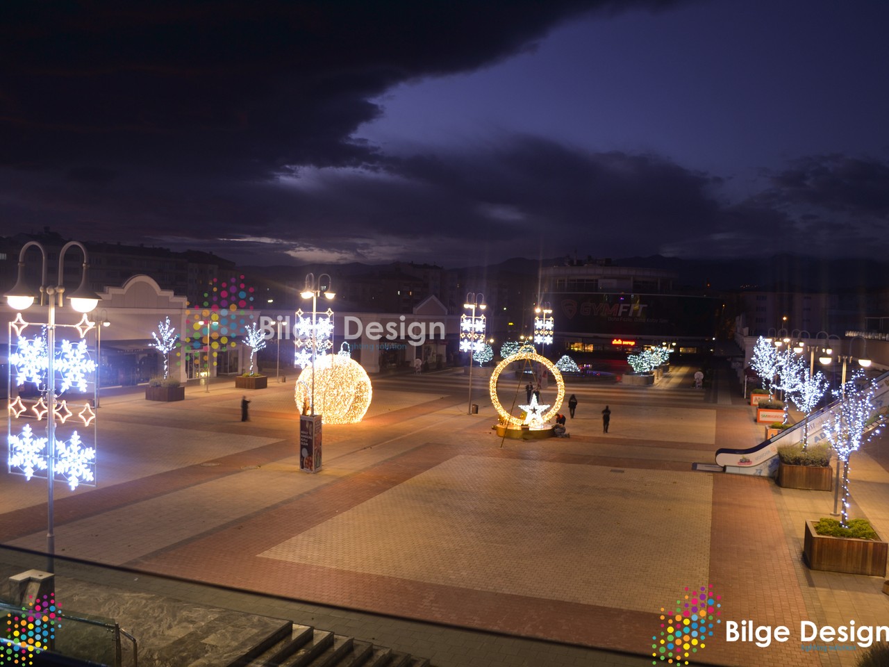 https://bilgedesign.com/images/referans/1725012854-inegol-avm-agac-isiklandirmasi-led-perde-motif-giris-yildiz-zemin-susleme.jpg