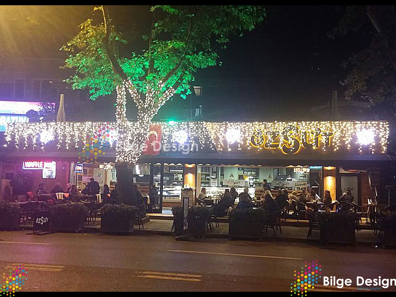 https://bilgedesign.com/images/referans/1800523392-ozsut-agac-isiklandirmasi-sacak-led-isik-susleme.jpg
