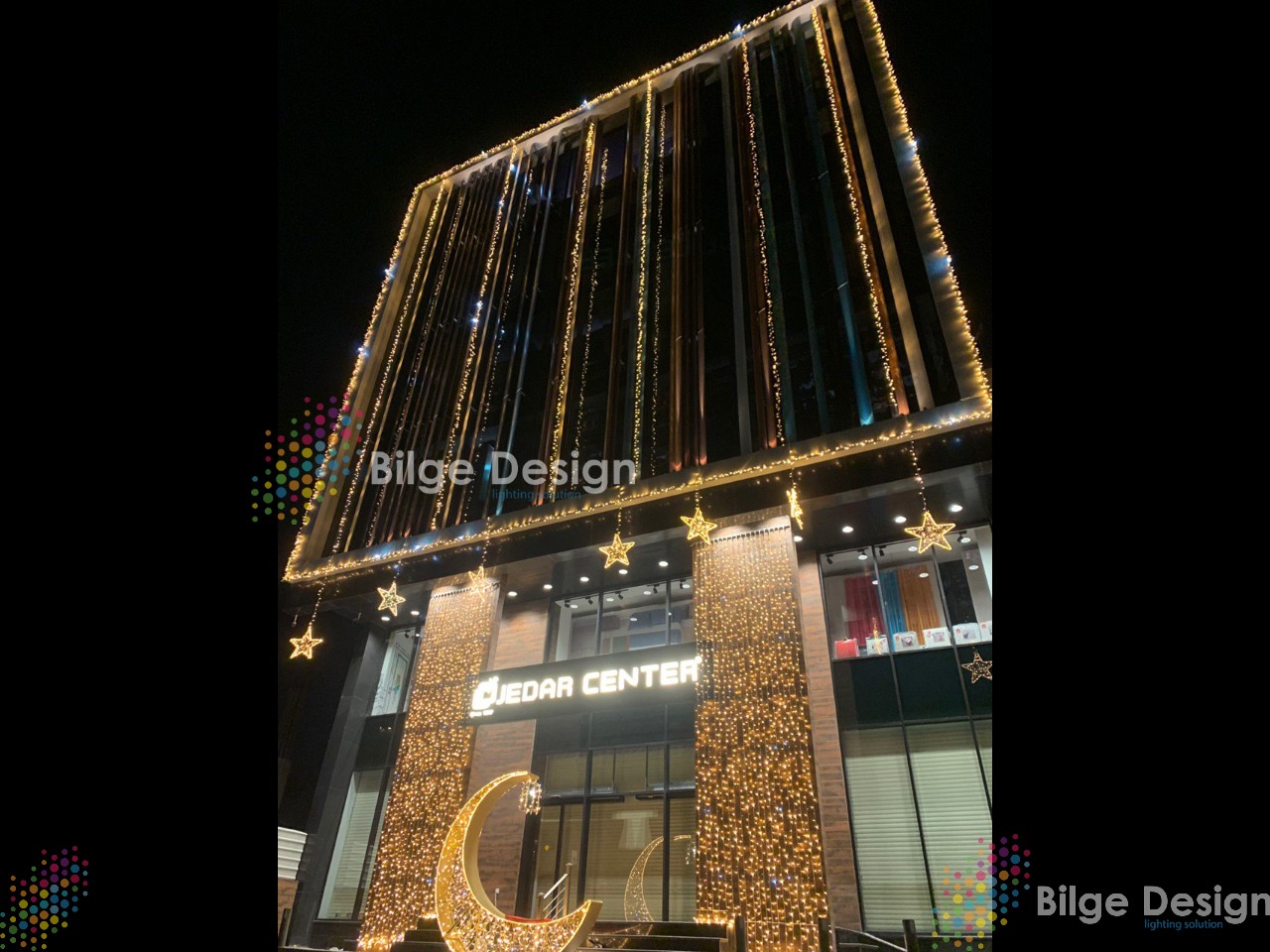 https://bilgedesign.com/images/referans/1874232726-jedar-center-yilbasi-isik-suslemesi-bina-dis-cephe-isiklandirma-ve-led-perde.jpg