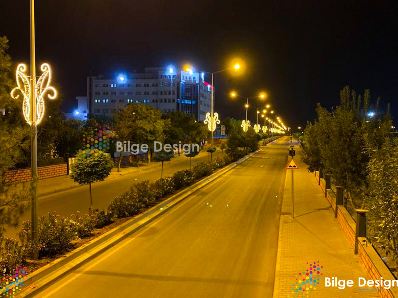 https://bilgedesign.com/images/referans/2543117636-siirt-kurtalan-belediyesi-kurban-bayrami-cadde-direk-motifi-isik-susleme.jpg