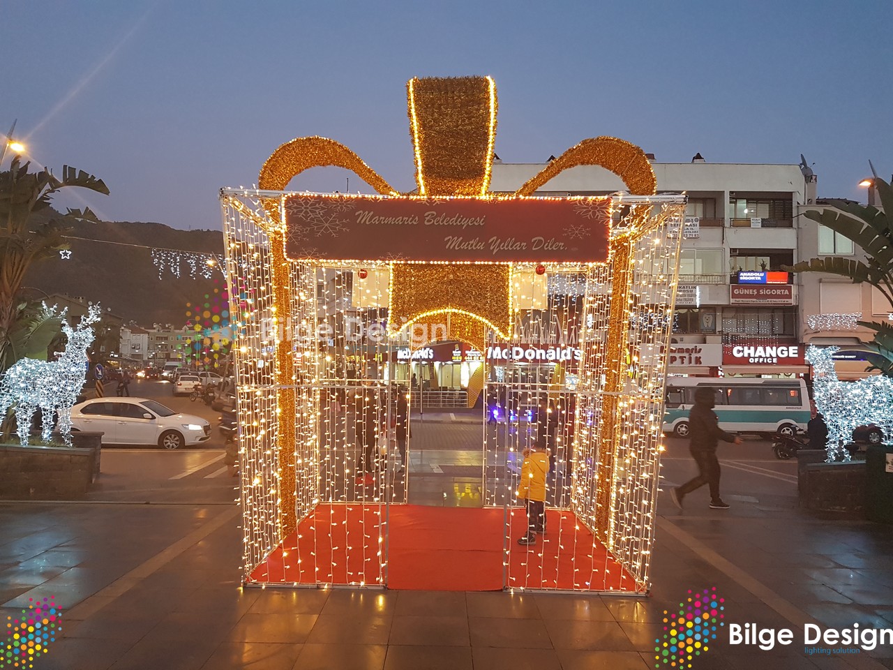https://bilgedesign.com/images/referans/2755524359-marmaris-belediyesi-meydan-dekorasyon-dekoratif-isiklandirma-mugla.jpg
